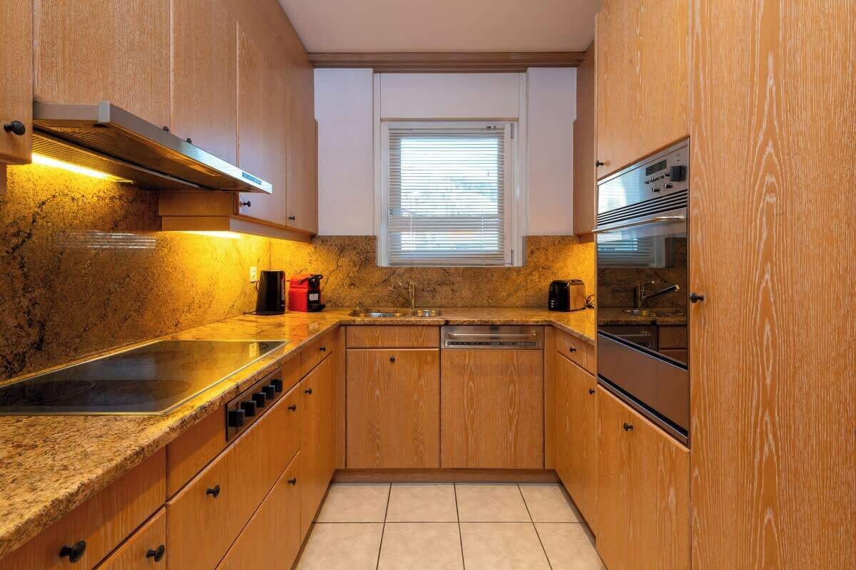 Kjøleskap, ovn, kokeplater og oppvaskmaskin