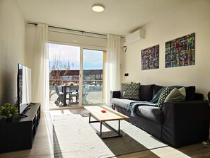 TV - Felicia: Cozy Apartment with Terrace near the Beaches of L’Escala (L'Escala)