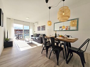 Dining - Felicia: Cozy Apartment with Terrace near the Beaches of L’Escala (L'Escala)