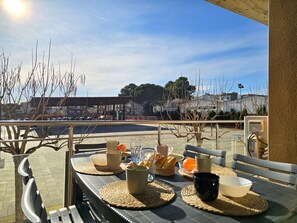 Outdoor dining - Felicia: Cozy Apartment with Terrace near the Beaches of L’Escala (L'Escala)