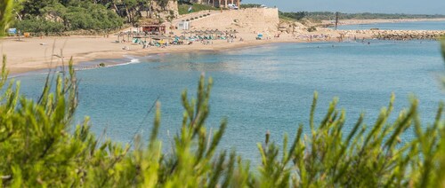 Felicia: Cozy Apartment with Terrace near the Beaches of L’Escala