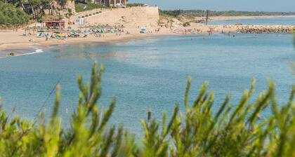 Felicia: Cozy Apartment with Terrace near the Beaches of L’Escala