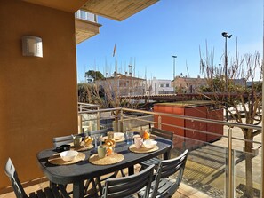 Outdoor dining - Felicia: Cozy Apartment with Terrace near the Beaches of L’Escala (L'Escala)