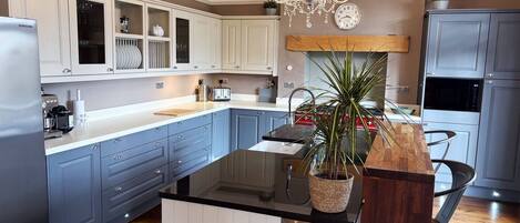 Réfrigérateur, micro-ondes, four, lave-vaisselle