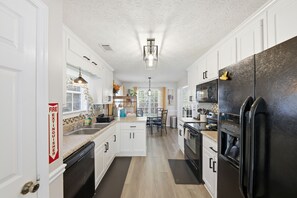 Fridge, microwave, oven, stovetop - Covington, Georgia Air BNB (Covington)