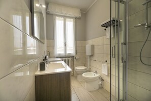 Sèche-cheveux, serviettes fournies