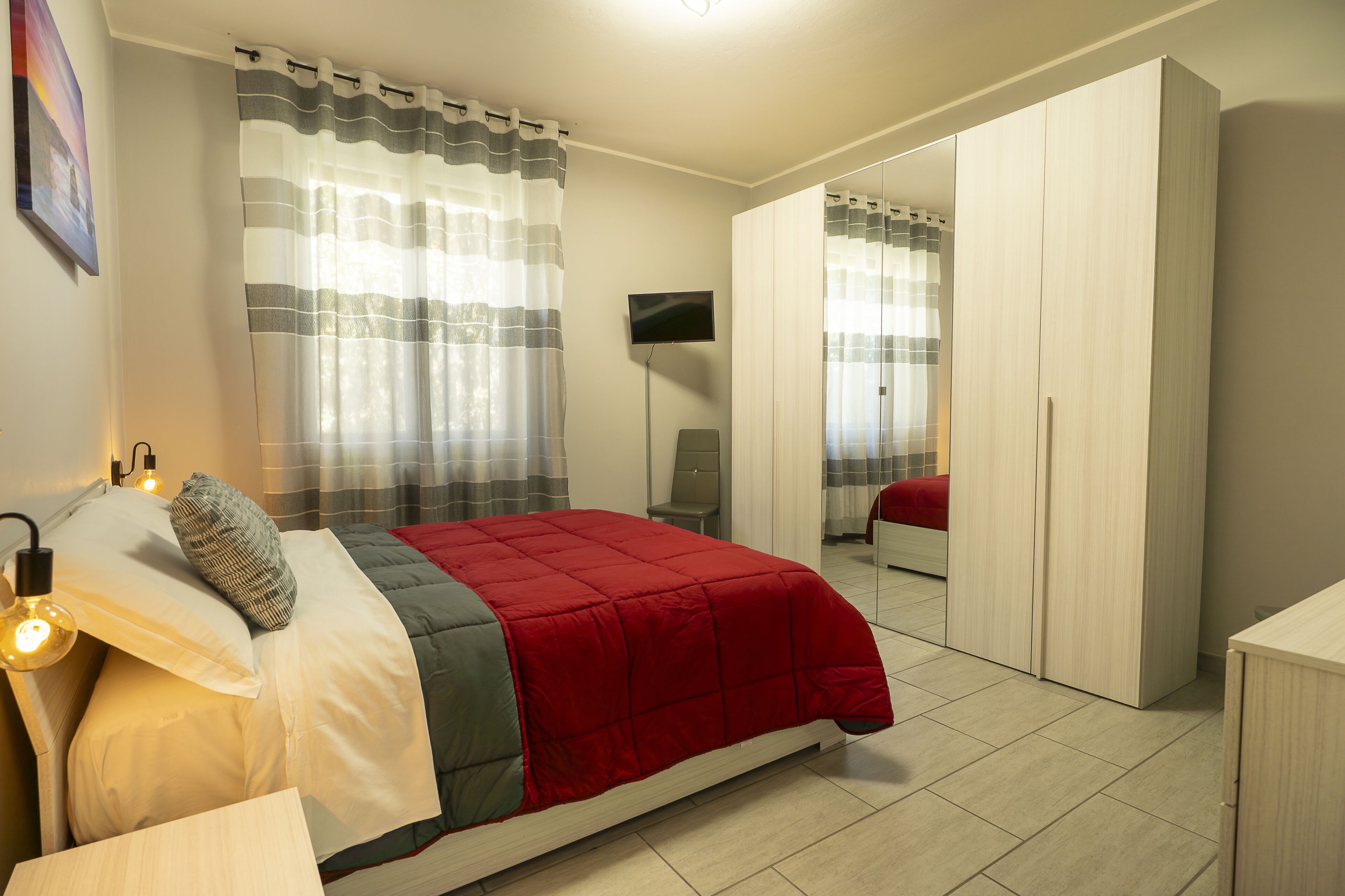 3 camere, una scrivania, ferro/asse da stiro, culla da viaggio