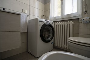 Sèche-cheveux, serviettes fournies