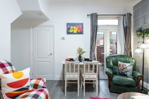 TV - Jesu Snug 4 Bedrooms 1.5 Bath Home By Jesouth (Kingston Upon Hull)