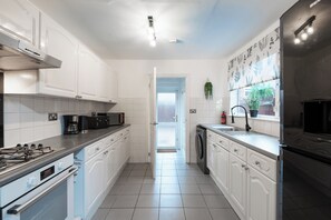 Fridge, microwave, oven, stovetop - Jesu Snug 4 Bedrooms 1.5 Bath Home By Jesouth (Kingston Upon Hull)