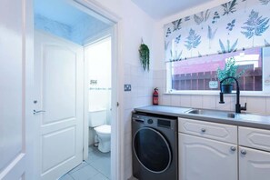 Hårtørrer, håndklæder, Sæbe, Toiletpapir