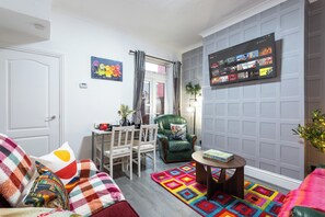 TV - Jesu Snug 4 Bedrooms 1.5 Bath Home By Jesouth (Kingston Upon Hull)