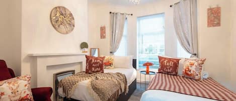 4 bedrooms, iron/ironing board, WiFi (free), bed sheets