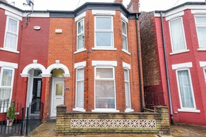 Exterior - Jesu Snug 4 Bedrooms 1.5 Bath Home By Jesouth (Kingston Upon Hull)