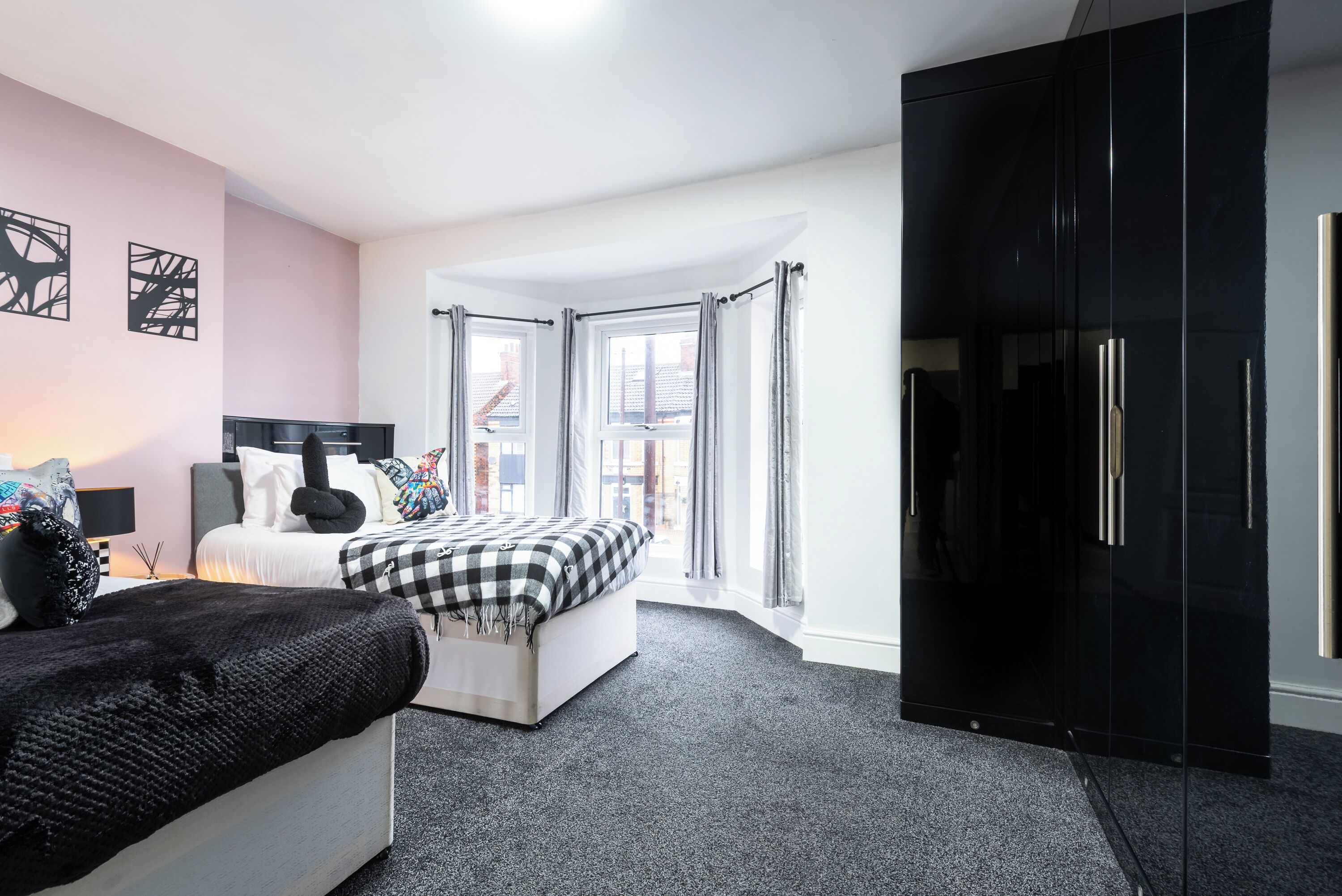 Tabla de planchar con plancha, wifi gratis y ropa de cama 