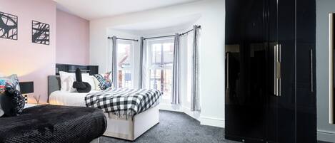 Tabla de planchar con plancha, wifi gratis y ropa de cama