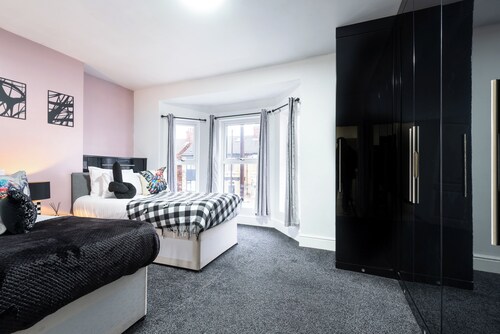 Jesu Snug 4 Bedrooms 1.5 Bath Home By Jesouth