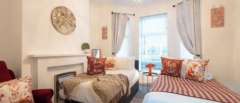 Tabla de planchar con plancha, wifi gratis y ropa de cama