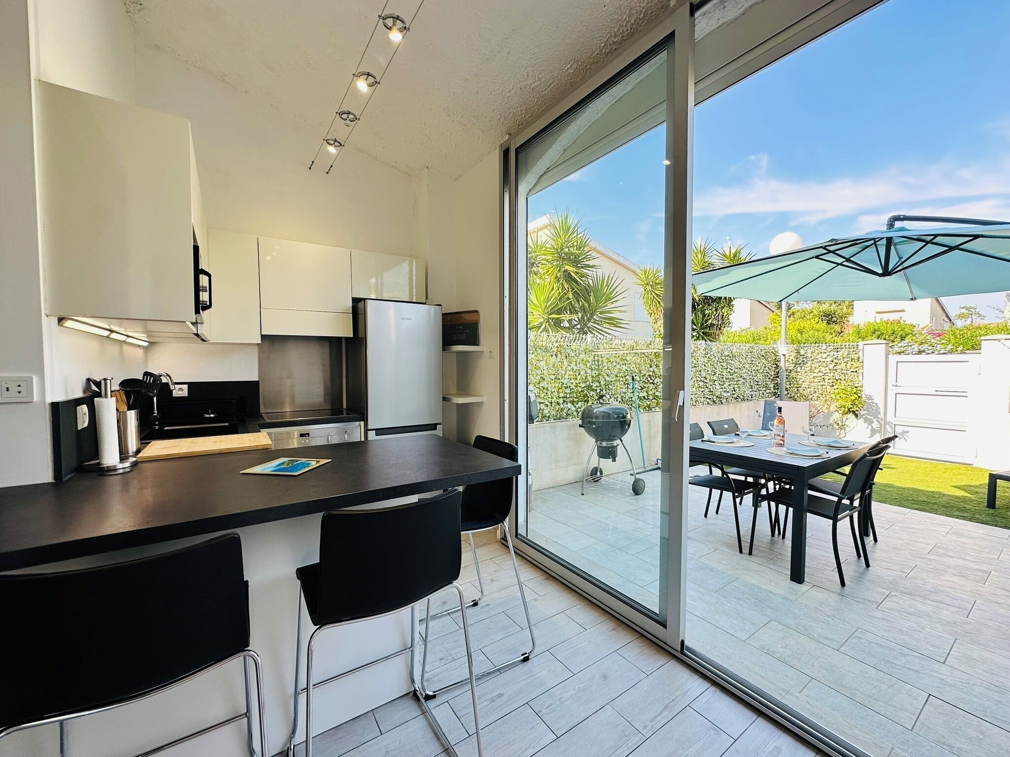 冷蔵庫、電子レンジ、オーブン、コンロ