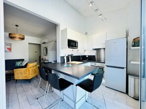 Fridge, microwave, oven, stovetop - - Casa Corseanu - Beachfront (Borgo)