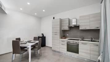 Frigorifero, microonde, forno, piano cottura