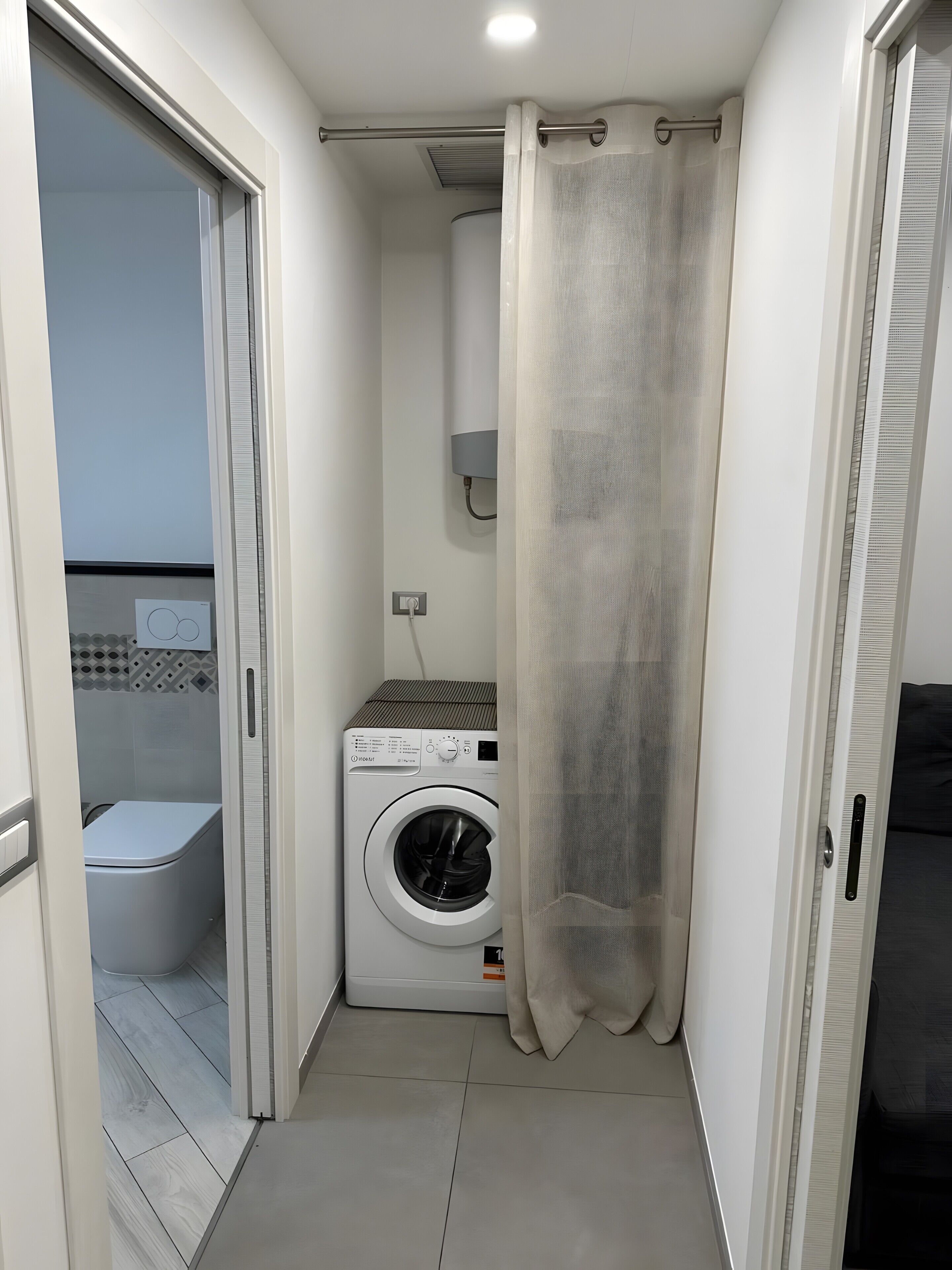 Douche, sèche-cheveux, peignoirs, serviettes fournies