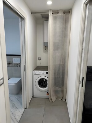 Dusche, Haartrockner, BademĂ€ntel, HandtĂŒcher