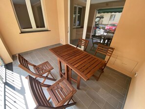 Outdoor dining - Pietra Ligure Sea House – Modern Apartment with Terrace Near the Beach (Pietra Ligure)