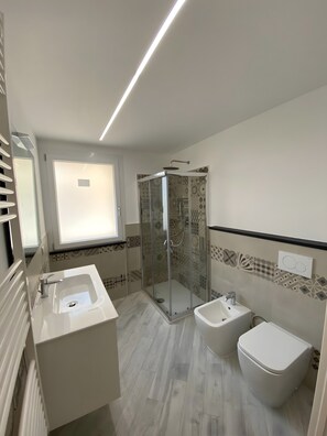 Dusche, Haartrockner, BademĂ€ntel, HandtĂŒcher