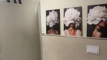 Shower, hair dryer, bidet, towels