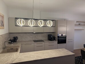 Een koelkast, een magnetron, een oven, een kookplaat