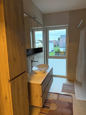 Een douche, een haardroger, een bidet, handdoeken