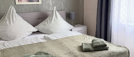 3 bedrooms, desk, iron/ironing board, free WiFi