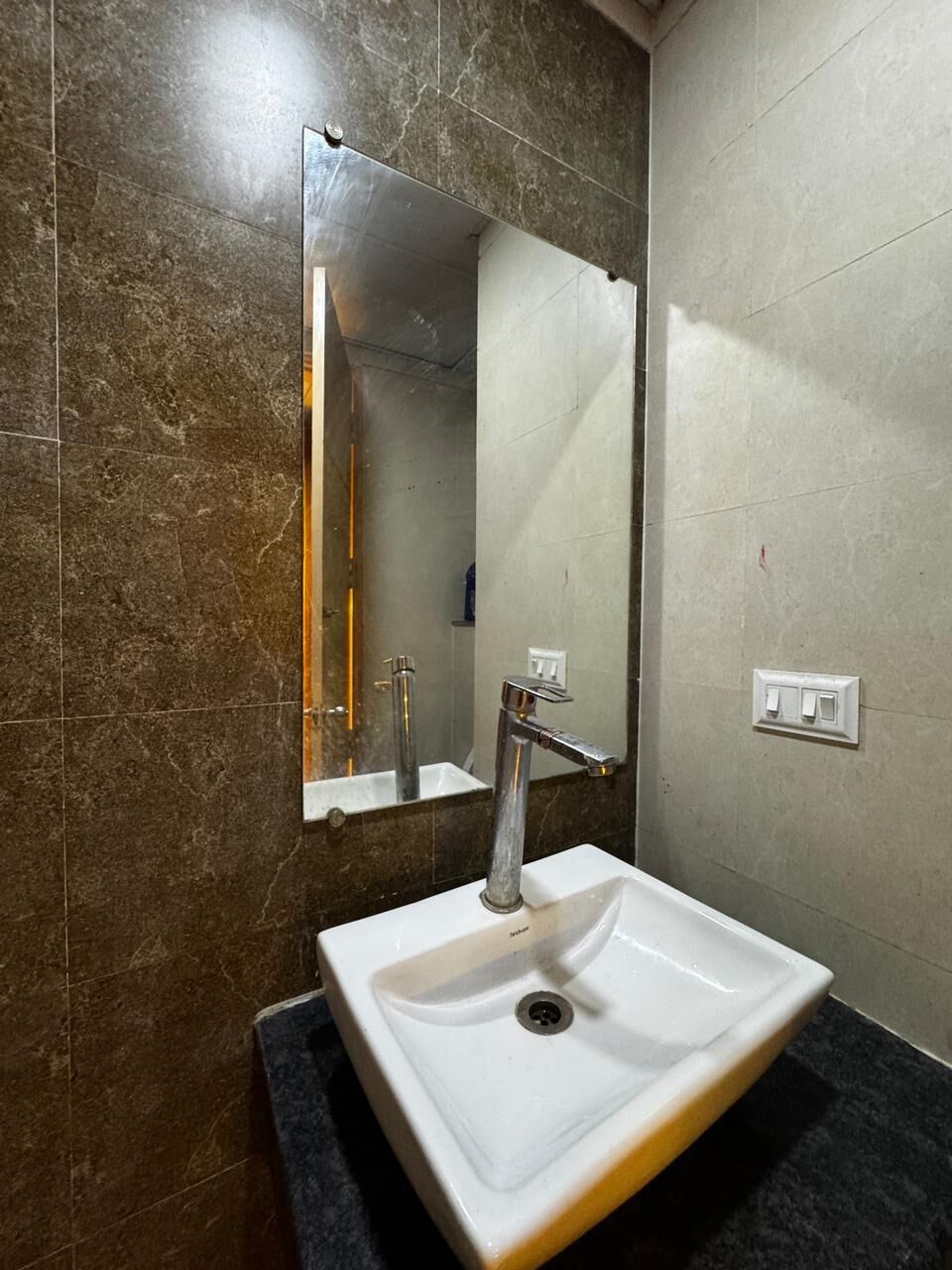 Suite estudio de lujo, balcón, vistas a la ciudad | Baño | Ducha, artículos de higiene personal gratuitos, toallas y jabón