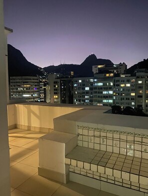 Terrace/patio - Penthouse in Copacabana, one block from the beach, with ocean and Christ the Redeemer views. (Rio de Janeiro)