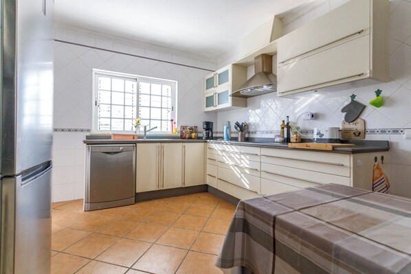 Kylskåp, mikrovågsugn, ugn och spishäll