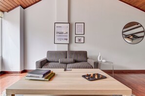 Apartment | Living area | 45-inch Smart TV with digital channels - Guitaca by Wynwood House (Bogotá)