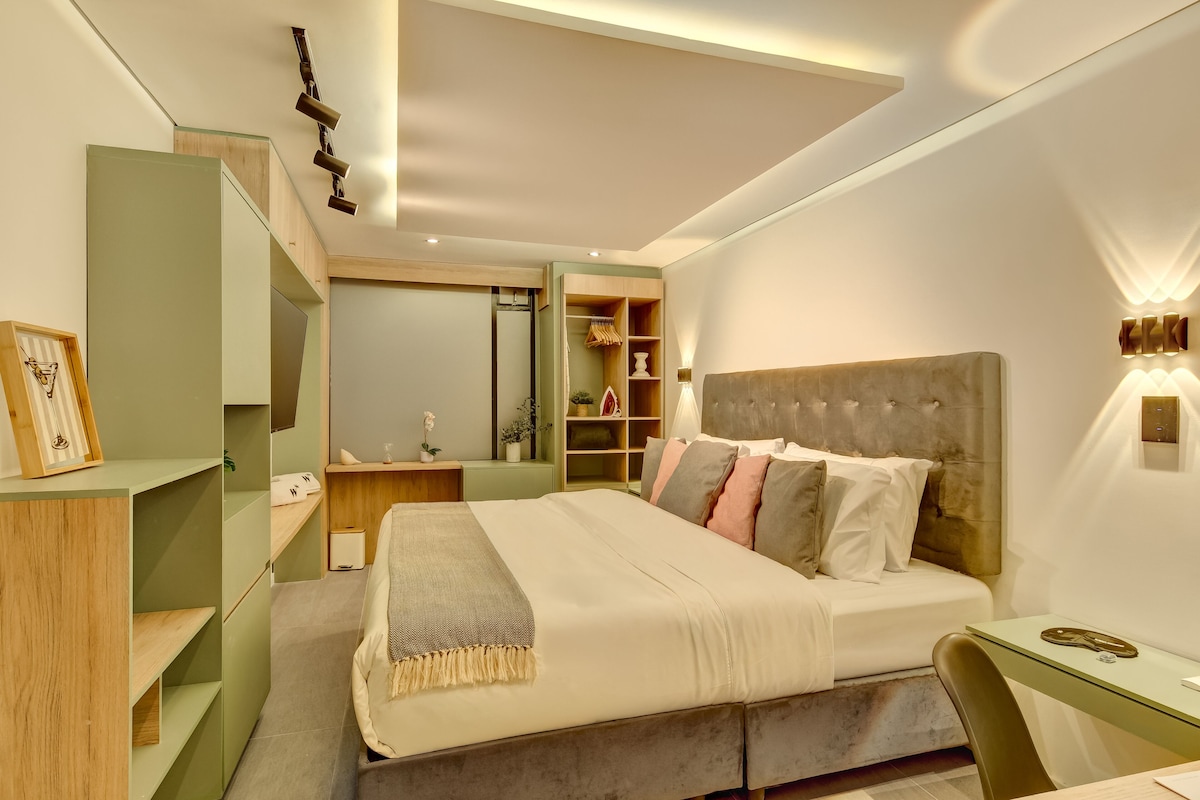Ein modernes Schlafzimmer mit Bett, Nachttisch, Kleiderschrank und integrierten Regalen.