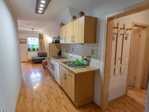 Fridge, microwave, oven, stovetop - Apartment 'Herbst' with Shared Terrace, Shared Garden and Wi-Fi (Lindau)