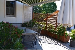 Outdoor dining - Apartment 'Herbst' with Shared Terrace, Shared Garden and Wi-Fi (Lindau)