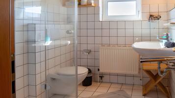 Een douche, een haardroger, handdoeken