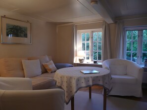 TV, DVD player, stereo - Friesenkate Krätschmer Holiday Home with Private Terrace and Wi-Fi (Pellworm)