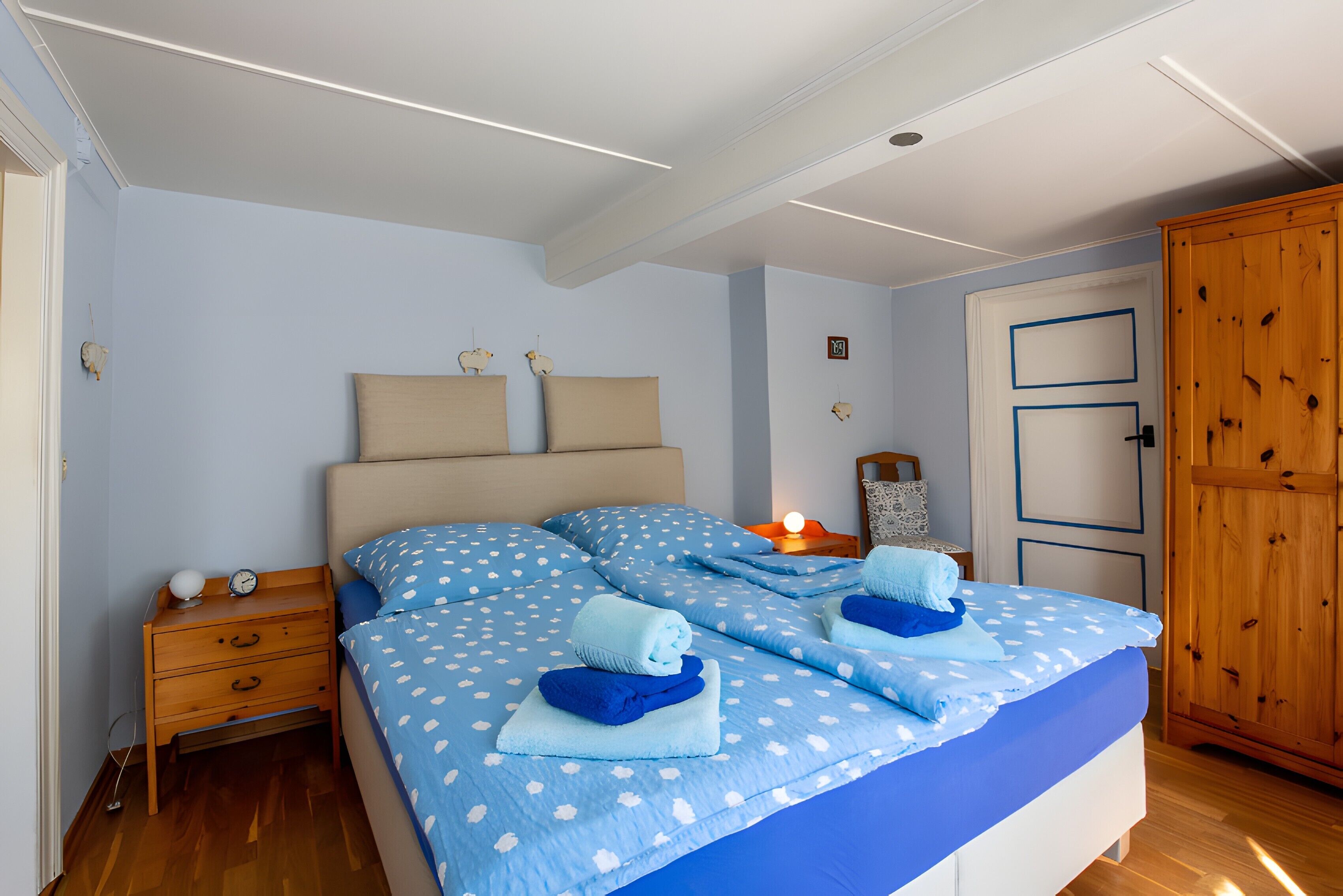 Iron/ironing board, WiFi, bed sheets