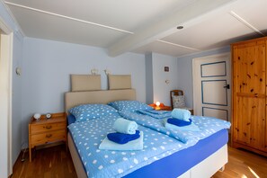 Tabla de planchar con plancha, wifi y ropa de cama 