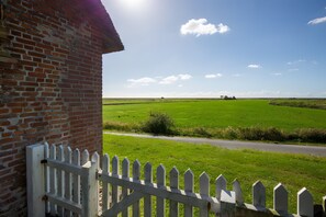 Property grounds - Friesenkate Krätschmer Holiday Home with Private Terrace and Wi-Fi (Pellworm)