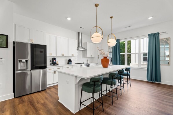 Fridge, microwave, oven, stovetop - Modern 4BR Retreat Near CLT Airport & Uptown (Charlotte)