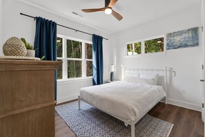 4 bedrooms, iron/ironing board, WiFi, bed sheets - Modern 4BR Retreat Near CLT Airport & Uptown (Charlotte)