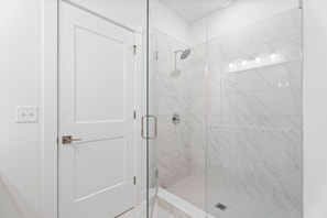 Shower, hair dryer, towels, soap - Modern 4BR Retreat Near CLT Airport & Uptown (Charlotte)
