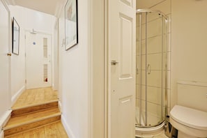 Hair dryer, towels, soap, toilet paper - Le Maison Lillie (London)