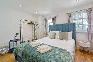 4 bedrooms, iron/ironing board, WiFi, bed sheets - Le Maison Lillie (London)